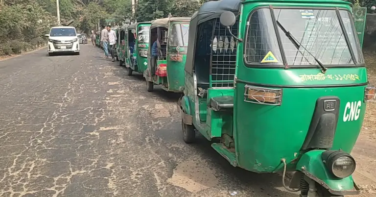 রাঙামাটিতে গ্যাস স্বল্পতায় চলছে না সিএনজি অটোরিকশা